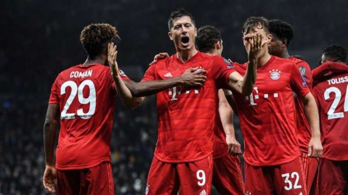 Les joueurs du Bayern Munich célèbrent le but de Robert Lewandowski contre Tottenham