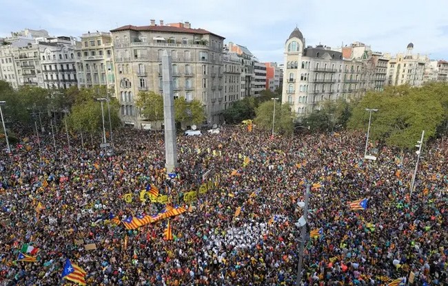 Espagne : Un demi-million de manifestants indépendantistes défile dans les rues de Barcelone