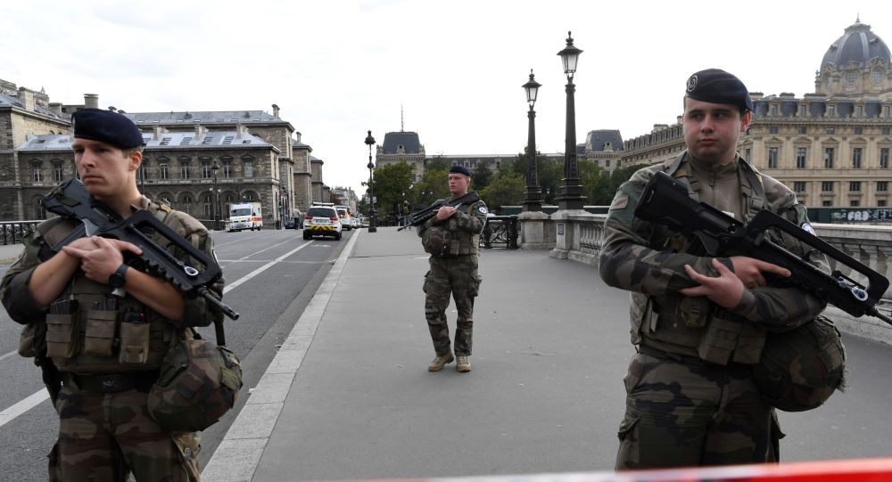 L'attaquant de la préfecture de police a utilisé un couteau en céramique avec une lame d'une trentaine de centimètres