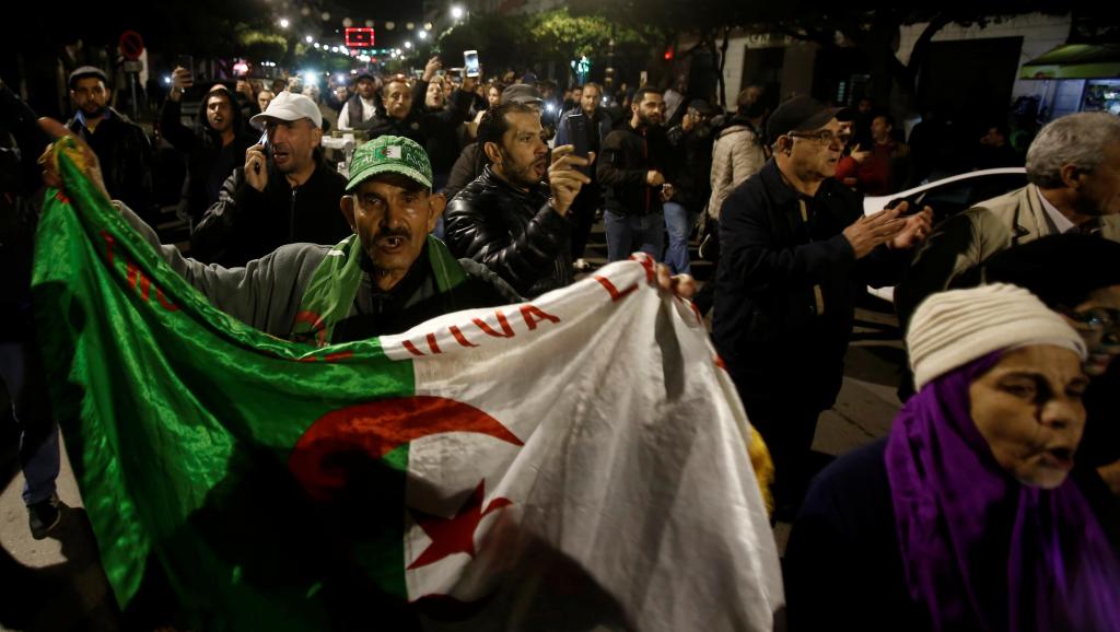 Algérie: nouvelle manifestation nocturne, les interpellations se multiplient