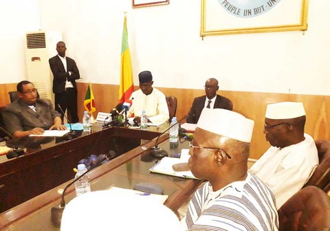 Tripatouillage électoral: le SYNAC et le SYLTMAT dénoncent les «accusations» des présidents Amadou Toumani Touré, Bah N’daw et Assimi Goita