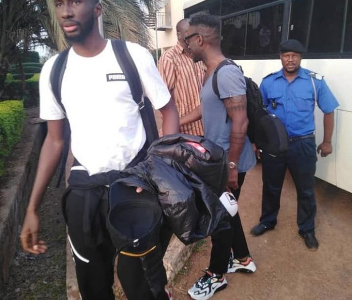 Sénou Coulibaly (en blanc) à son arrivée à Kabala