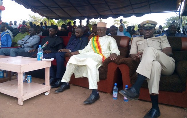 Inauguration de la route de Gouana : La population satisfaite, remet un Ciwara au maire de Kalaban-Coro