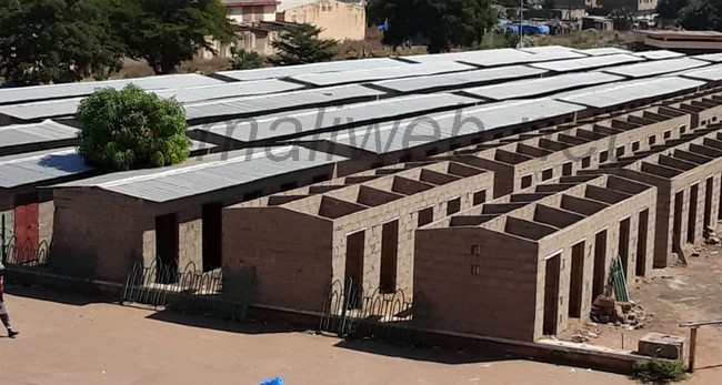 Boutiques en construction sur le parking de la mairie de la Commune III : Transformées en maisons de prostitution et de nids de brigands, la population exige leur démolition