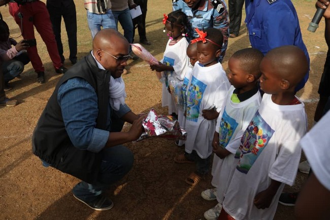 le député Karim Kéïta offre des cadeaux aux enfants des militaires