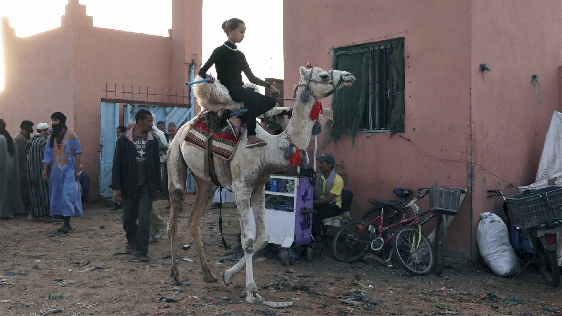 Dakhla, Perle du Sahara marocain où jeunes étrangers et marocains ont tissé des liens culturels cinématographiques.