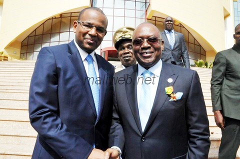 Le Premier ministre, Dr. Boubou Cissé lors de la décoration  des agents ayant mérité de la nation :  "Vous faites partie de ceux qui ont donné de leur énergie, de leurs connaissances pour le Mali. Vous êtes une fierté pour le Mali
