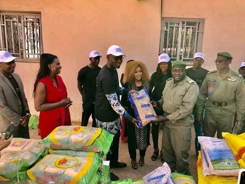 solidarité avec les familles des soldats tombés sur le champ de l’honneur : L’artiste Sira Bintsi et son fan club  offrent à 50 familles du riz, du lait en poudre, de l’huile de table et des pâtes alimentaires d’une valeur de plus d’un million de nos francs