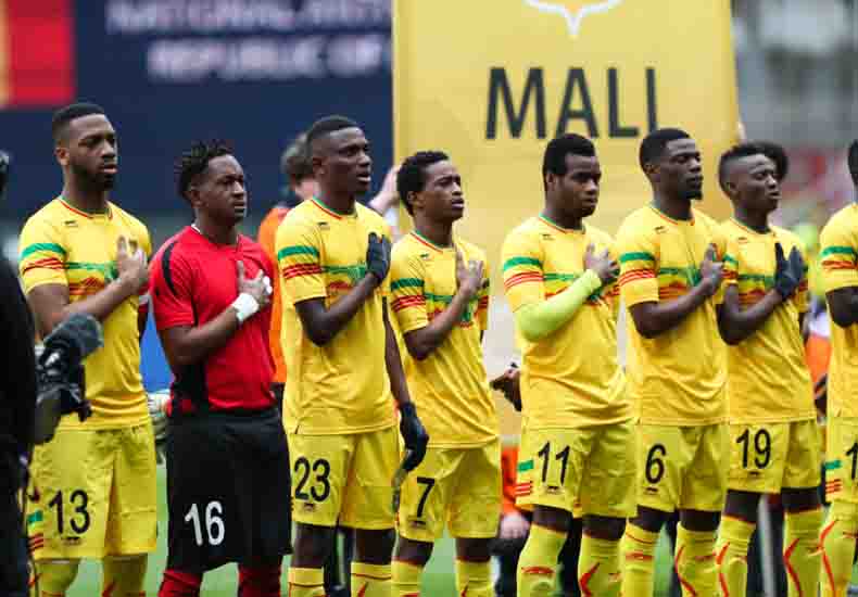 Football : le ministre Mossa Ag Attaher accueille les Aigles du Mali à l’aéroport internationale Modibo Keita