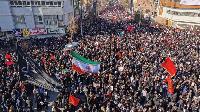 Funérailles :  "Mort à l'Amérique" : lors de l'enterrement de Soleimani, l'Iran crie vengeance