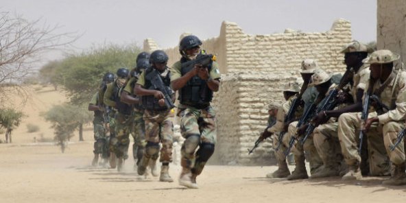 Triste bilan sécuritaire sur lequel se termine cette année 2019... Les attentats qui se sont multipliés ces derniers mois au Mali, au Niger et au Burkina Faso montrent à quel point l’ennemi terroriste s’est ancré dans nos territoires. Ses modes d’action, lâches et honteux, n’ont de cesse de stupéfier tant ils frappent toujours de façon vile et infâme. Le 1er novembre dernier, l’assaut contre le camp militaire FAMa d’Indelimane, suite auquel une cinquantaine de morts ét