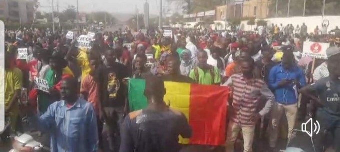 Mali : des milliers de manifestants réclament le départ des troupes françaises du pays