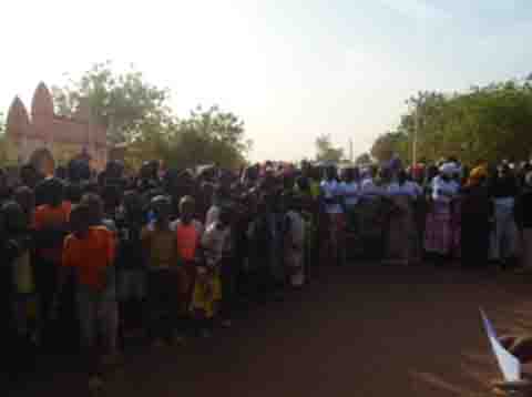 Marche des enseignants à Dioila : Les élèves se mêlent à la danse