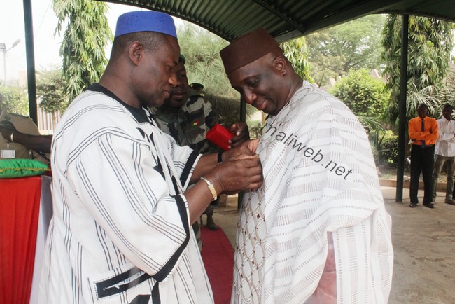 Elevé à la dignité d’Officier de l’Ordre national : Le DG de l'ORTM, Salif Sanogo, a reçu sa médaille des mains du ministre Yaya Sangaré