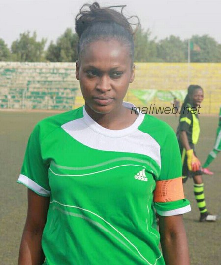 Découverte : Zeinabou Sidibé ou la passion incarnée du ballon rond