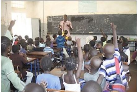 L'école de la République (Rubrique) : Prospective régressive d'une instance de socialisation en déliquescence