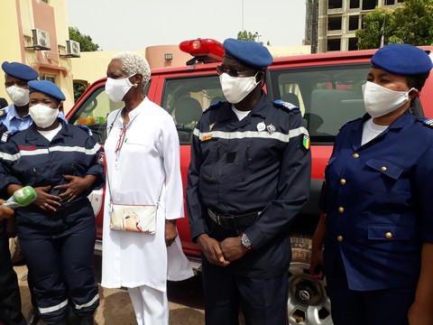 Mali/Coronavirus : la fondation de la princesse burundaise, Esther Kamatari, offre 1500 masques lavables à la direction générale de la protection civile