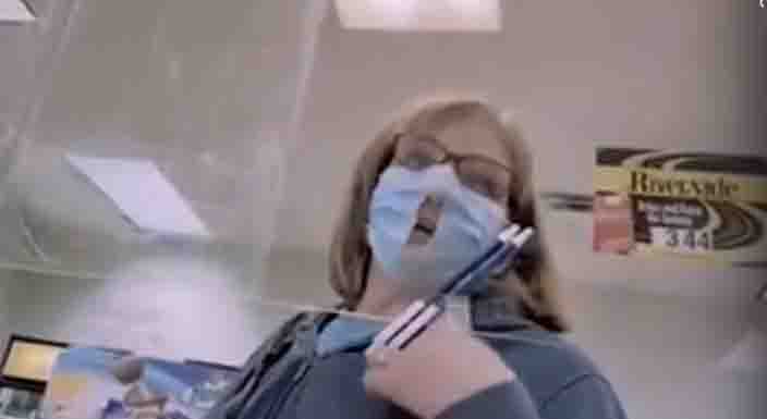VIDÉO - Coronavirus : une Américaine porte un masque troué parce que "c'est plus facile pour respirer"