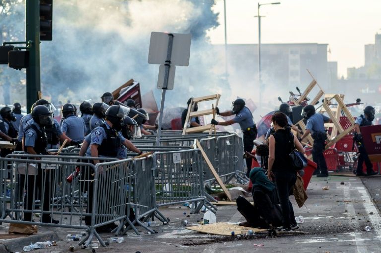 Etats-Unis: nouveaux incidents et manifestations après la mort d'un Noir arrêté par la police