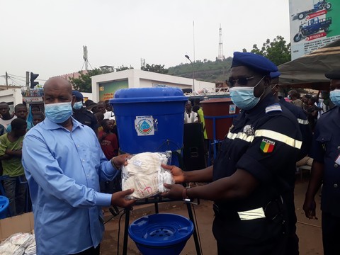 Lutte contre la Civid-19 : La direction générale de la protection civile offre des kits de lavage de main et masques au collectif des acteurs des marchés