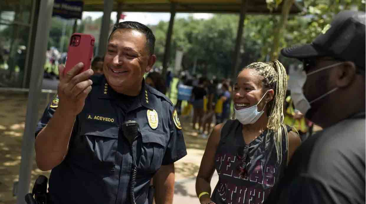 États-Unis: Art Acevedo, le chef de la police qui marche aux côtés des manifestants