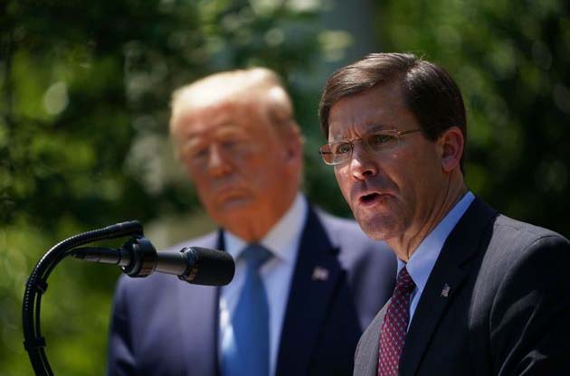 Donald Trump marchant avec difficulté : il est contraint de se justifier