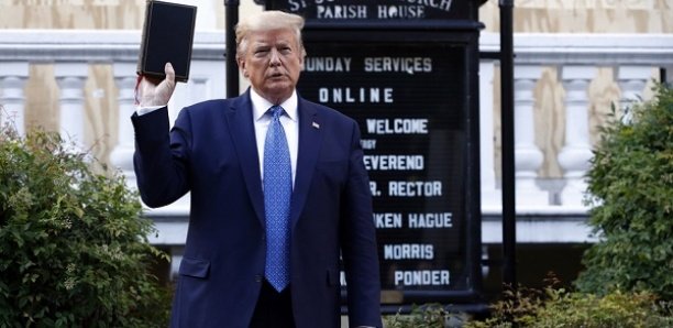 Trump brandit la Bible: un “acte honteux”, juge l’Iran