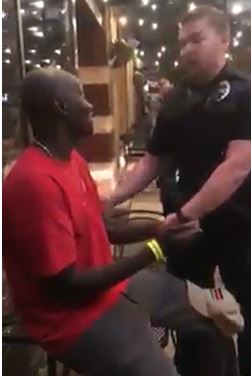Des policiers arrêtent un afro-américain sans savoir que c’est un agent du FBI (Vidéo)