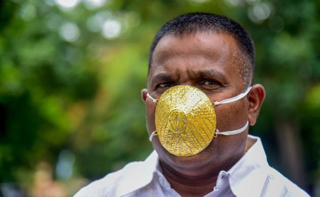 Pour se protéger du Covid, un Indien porte un masque en or (et à l'efficacité incertaine)