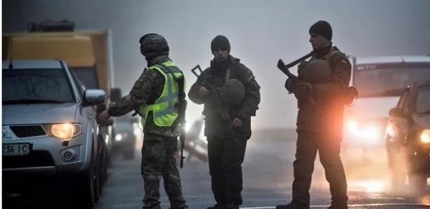 Un homme armé retient en otage “une vingtaine” de passagers d'un bus en Ukraine