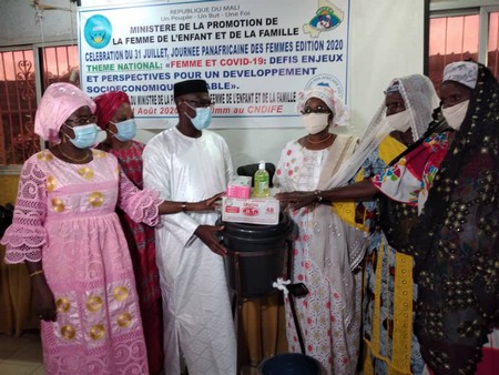 Célébration de la Panafricaine des femmes en contexte de COVID 19,  Le ministère de la femme fait don de kits de protection et de vivres aux déplacés du centre