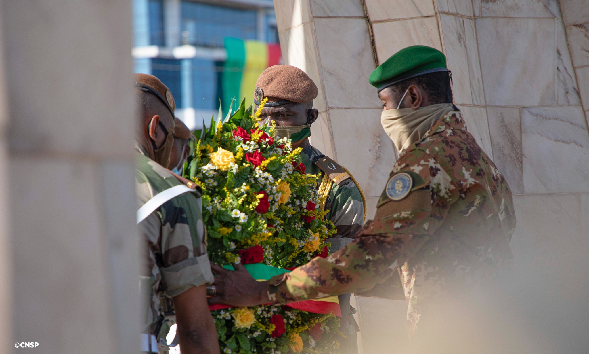 Dépôt de gerbe de fleurs : Le colonel Assimi Goïta exhorte à l’union sacrée