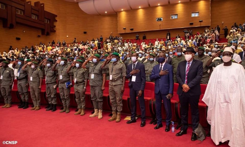 Mali: des experts proposent une transition de 2 ans avec un président choisi par la junte