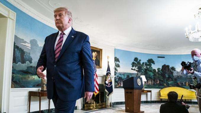 Etats-Unis : Donald Trump, enregistré par un journaliste, reconnaît qu'il a volontairement minimisé la gravité de la pandémie de Covid-19