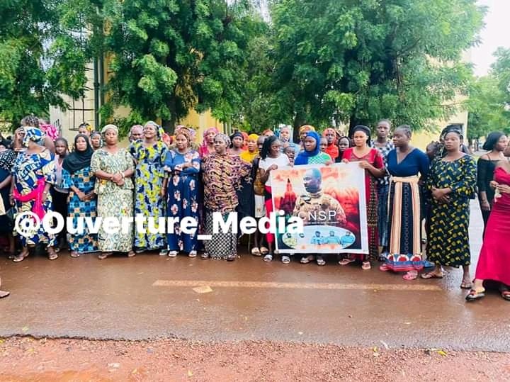 Camp Soundiata : Des femmes s’opposent à la CEDEAO et optent pour une transition militaire