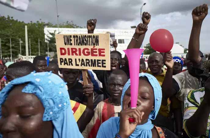 Au Mali, la junte sous pression cherche la voie de l’après-putsch