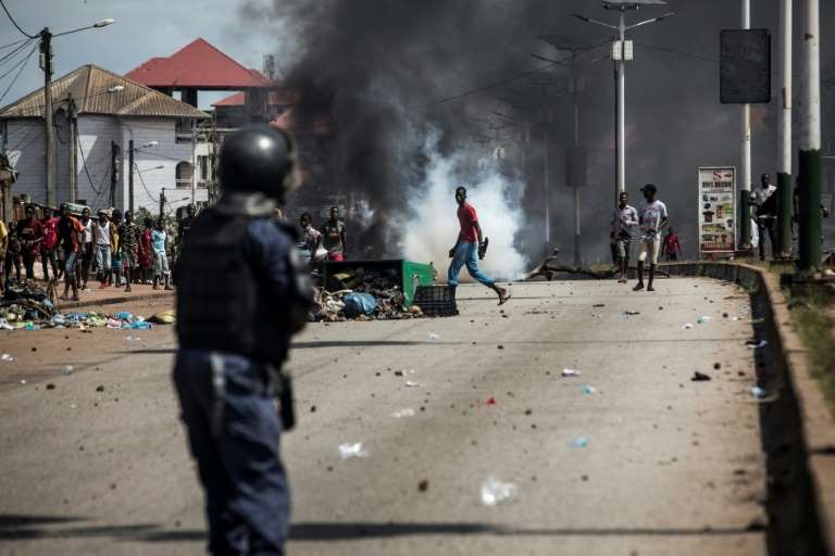 Présidentielle en Guinée: des heurts meurtriers à Conakry, Condé appelle au calme