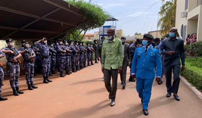 Le Ministre Sanou à la Douane : Le Patron de l’hôtel des Finances félicite et encourage les soldats de l’économie