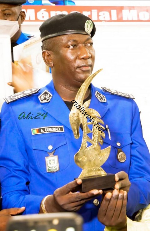 Pour son dévouement a la cause nationale, son sérieux et son abnégation au travail : Le Commandant de la Ccr, Abdoulaye Coulibaly reçoit le Prix du patriotisme Seydou Badian