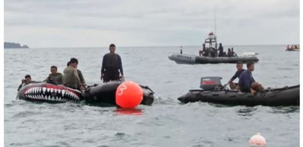 Crash d’un Boeing en Indonésie: une des boîtes noires remontée à la surface