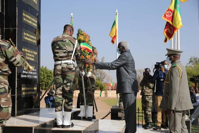 Fête de l’Armée: Dépôt de gerbe de fleurs au Monument du Soldat Inconnu au Camp Militaire Soundiata Keita de Kati
