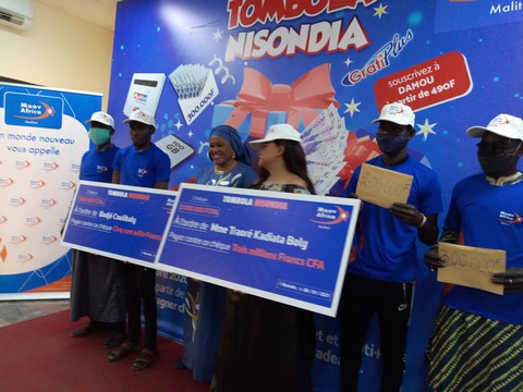 Dernier tirage de la Tombola NISONDIA de Moov Africa Malitel: Mme Traoré Kadiata Boly empoche le gros lot