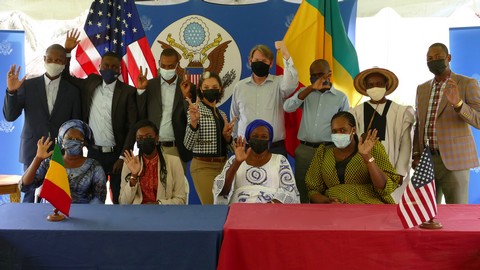 Ambassade des Etats-Unis au Mali: Communiqué de Presse L'ambassadeur des États-Unis accueille les anciens boursiers du programme Fulbright au Mali, donnant le coup d’envoi des festivités du 75e anniversaire du programme