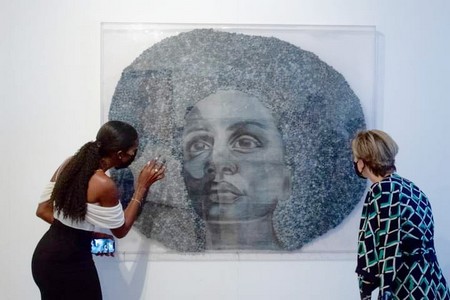 Exposition d’art : "The Crown" d'Eolia magnifie le noir à travers ses cheveux