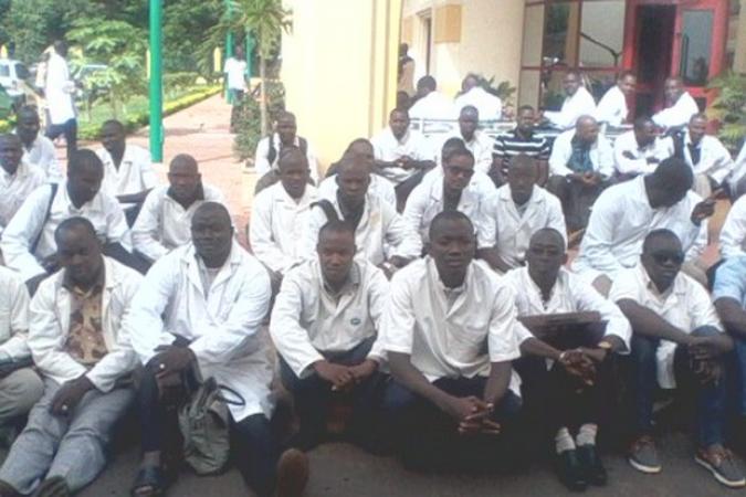Marche funèbre des médecins : L’intervention policière créée le désordre