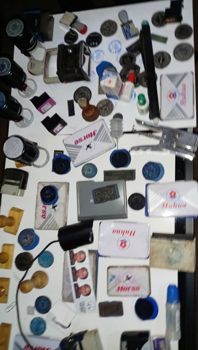 Commissariat de police du 3ème arrondissement : Cinq individus spécialisés dans la falsification des documents arrêtés avec 446 cachets  Selon les spécialistes ces pratiques occasionnent chaque année plusieurs dizaines de milliards Fcfa de perte à l'Etat