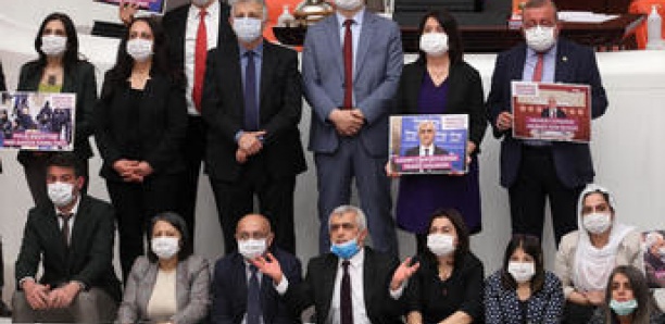 Turquie : le parti prokurde HDP, menacé d'interdiction, dénonce un "putsch politique"