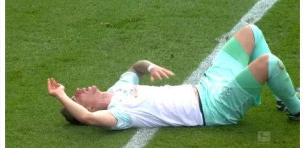 Un joueur de football se prend trois fois de suite le ballon en plein estomac