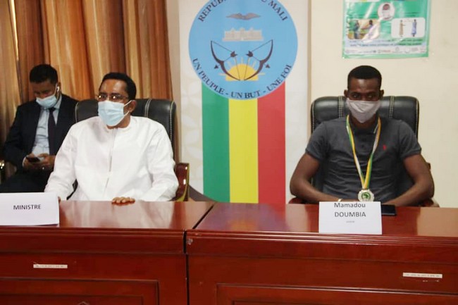 Après son rétablissement de sa double fracture au tibia et au péroné : Le défenseur central des Aigles locaux Mamadou Doumbia reçu par le ministre Mossa Ag Attaher