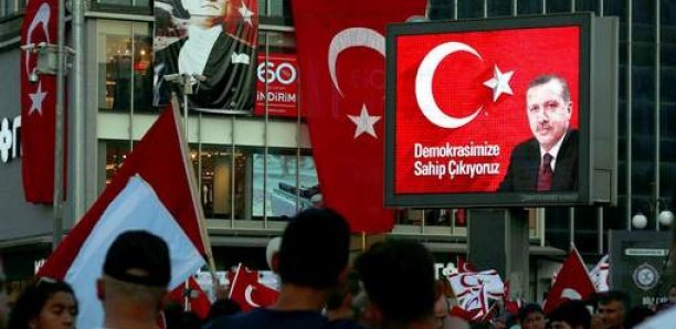 Putsch manqué en Turquie: prison à vie pour 22 anciens militaires